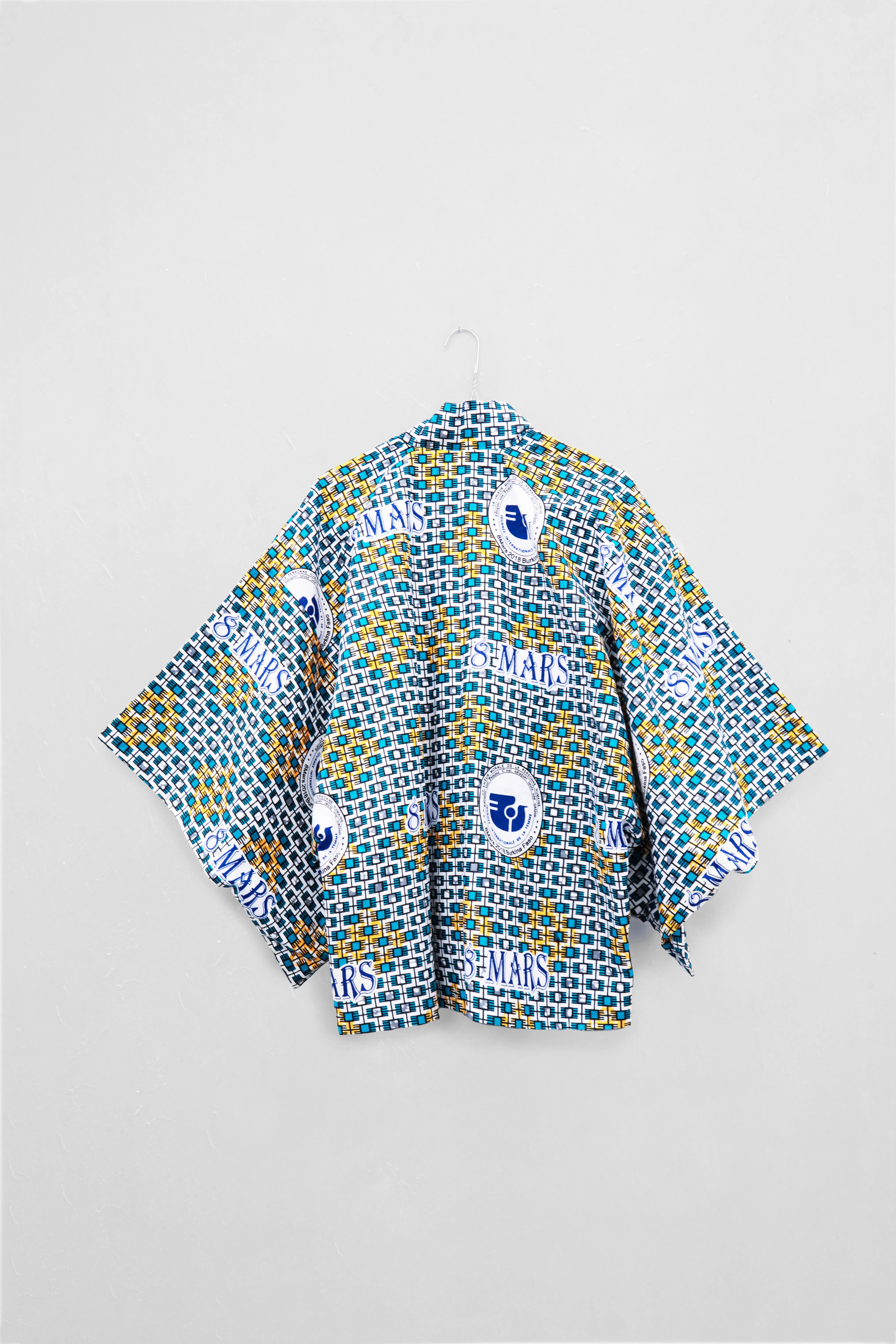  Veste kimono Bruce en wax  8 mars sur cintre vu de dos